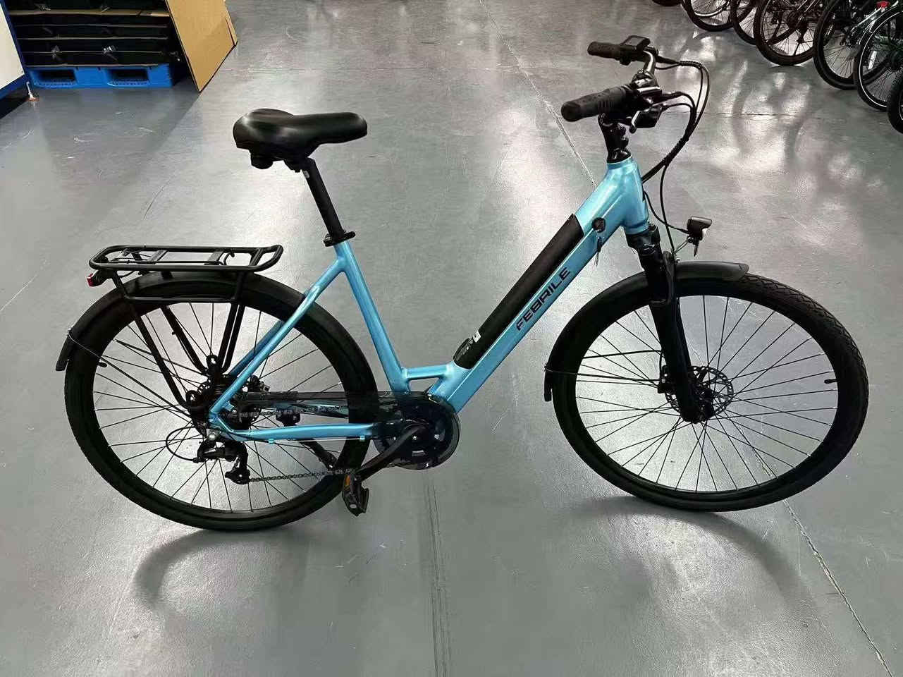 پاسکیلی کارەبای, City- Ebike
 مارکەی: Febrile
مودیل :نوی2025
حجم:28
پاتری:36 ڤۆلت، لیثیوم، 10.4 ئەمپیر، 374 وات
ماتۆر:250 ووات بروشلیس
شاشە:  LCD, حجم متوسط
مۆدی لیخورین 5 درجە، مساعد شحن.
 گیر(7) درجە شیمانو Tourney
بریکات دسک سیم کارەبایی
تایر سایز:28×45
موبایل:***********, ***********
