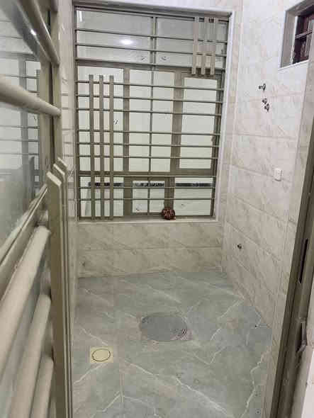 دار للبيع مساحة ٣٠٠ متر (بناء ٢٠٠ متر +حديقة ١٠٠ متر)مشتملين
بناء طابقين مسلح متكون ٦ غرف نوم + استقبال عدد ٢+ حمامات عدد ٥ مطبخ عدد ٢ صالة عدد ٢ يصلح بناء ١٠٠ لكل وحدها  كامل المواصفات بناء جديد الخلفة هسه طلع منه خدمات كاملة من ماء وكهرباء ومدارس
جنس العقار زراعي
منطقة فلكة سلمان باك حي جابر الانصاري قريب كلش علئ شارع العام 
للاستفسار اتصل ***********
