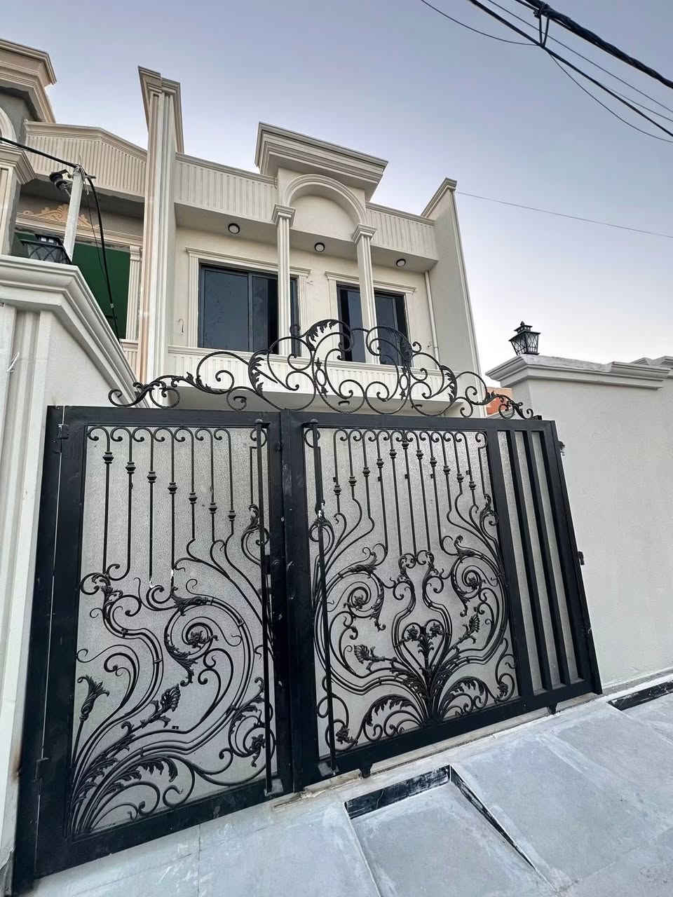 دار للبيع 150 متر طابقين يحتوي على 4 غرف نوم بناء حديث فول مواصفات باقي لمسات اخيره ويجهز الدار طابو ملك صرف في موقع مميز بلبدايات خلف التجاري مباشرتآ في كركوك - حي العسكري - قرب مجمع عرفة الطبي 
***********

