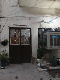 بيت مساحه 60 متر واجهة 4ونص نزال 10  ملك صرف  عنوان كمسارة شارع ابو سا...