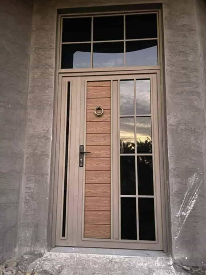 حدادة الزهيري عمل الابواب والشبابيك ولابواب القاصه وابواب الخارجيه القاصه وابواب النقش الملكي والمراجيح حسب الطلب والمحجرات محاويل منطقة حصن جعفر ابوبلاو محلي في بيتي موبايل *********** اسيا ***********٧
