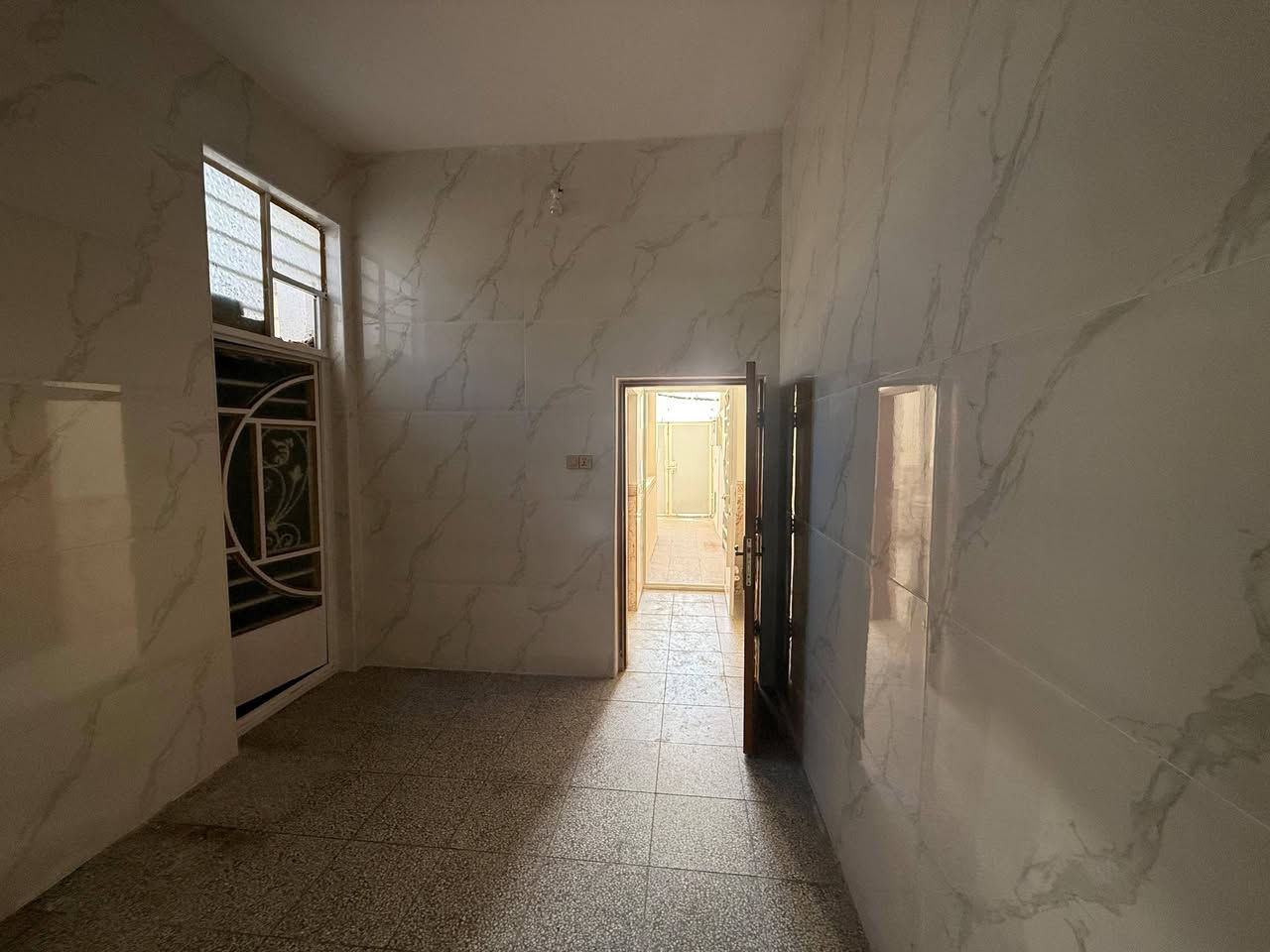 توفر بيت مساحه 100 متر موقعه حي النداء  بسعر 85 وبي مجال موقعه راقي شارع ستين العرضي 
سلام عليكم توفر بيت مساحه 100 متر بسعر 85 مع المجال موقعه راقي شارع ستين العرضي الاول 

البناء شغل جناي طابوق جمهوري سقف صب مسلح اساس صب مسلح 

محتوياته غرفه صاله مطبخ براني حمام منور 

السعر قابل للتفاوض
للستفسار اكثر خاص او على رقم ***********
