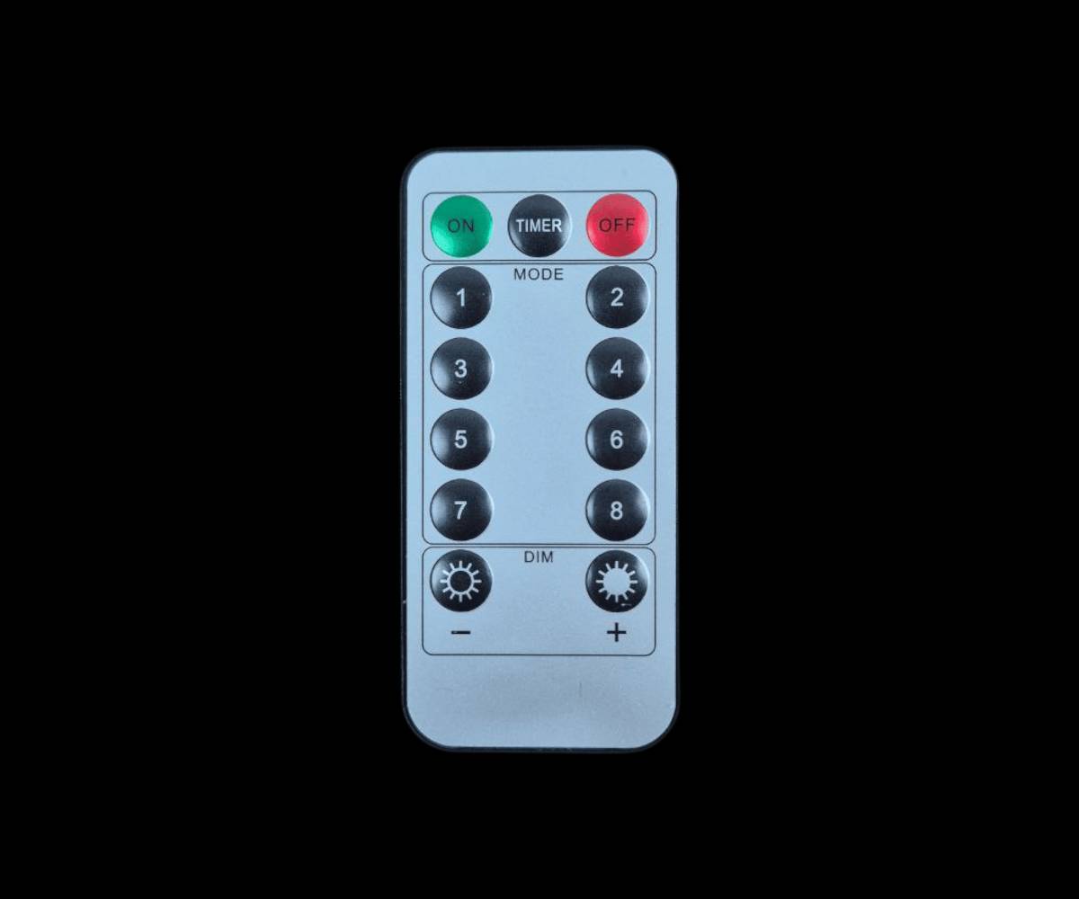 إنارة جدارية بشكل شجرة

الاستخدامات

مثالية لتزيين الجدران، الغرف، الممرات، والمداخل.

تضيف أجواء دافئة ورومانسية للمنازل والمقاهي والمناسبات.

مناسبة لتزيين جدران التصوير أو زوايا الديكور الحديثة.

يمكن استخدامها كإضاءة ليلية ناعمة ومريحة للعين.

المميزات

تصميم مبتكر يشبه فروع الأشجار بإضاءة LED دافئة تمنح لمسة طبيعية وجمالية.

تعمل بوصلة USB، مما يسمح بتوصيلها مع أي باور بانك أو شاحن أو كمبيوتر.

مزودة بزر تشغيل مدمج في السلك للتحكم السريع بالإضاءة.

سلك مرن ومتين بلون بني بطول حوالي 2 متر يمكن تشكيله وتثبيته بسهولة.

إضاءة موفرة للطاقة وآمنة للاستخدام لفترات طويلة.

خامات مقاومة للاستخدام الداخلي والخارجي الجزئي (بعيدًا عن الماء المباشر).

مميزات ريموت التحكم

أزرار تشغيل – توقيت – إيقاف.

8 أوضاع إضاءة مختلفة (Flashing – Fading – Steady وغيرها).

إمكانية التحكم في درجة السطوع (DIM):

- زر "+" لزيادة السطوع
- زر "–" لتخفيف السطوع

ميزة المؤقت TIMER لإضاءة تلقائية دون الحاجة للتشغيل المستمر.

محتويات الصندوق

شريط إنارة LED على شكل فروع شجرة بطول 2 متر.

سلك تشغيل USB مع زر تحكم.

ريموت تحكم لاسلكي متعدد الوظائف.

الملاحظات

يُفضّل تثبيته باستخدام مشابك صغيرة أو لاصق خفيف على الجدران الملساء.

تجنّب ملامسته للماء أو الرطوبة العالية للحفاظ على عمره.