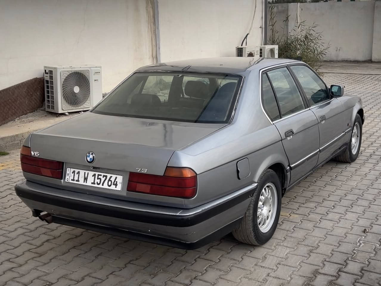 الحجم بي ام 735 موديل ٩٣ أصل بسعر ٤٨ جوه السوك 
الوحش الالماني رقم بغداد الدولي بشرط التحويل  
غرامات مدفوعه. ما عليه ربع. 
بيها تخم تاير جديد و ويله الأصلي 
صدره امامي خلفي جديد 
السياره بلاديه ومكفوله من الظربه. نهائيا بس صبغ جماليه 
جام 4 اوتو 
ما ملعوب بكهربائياتها  عالبلاد.   واصل بجم عريض.
وسياره جاهزه وصرفها بس الجنايه يعرفوا
مكان السياره بغداد العامريه 
***********
