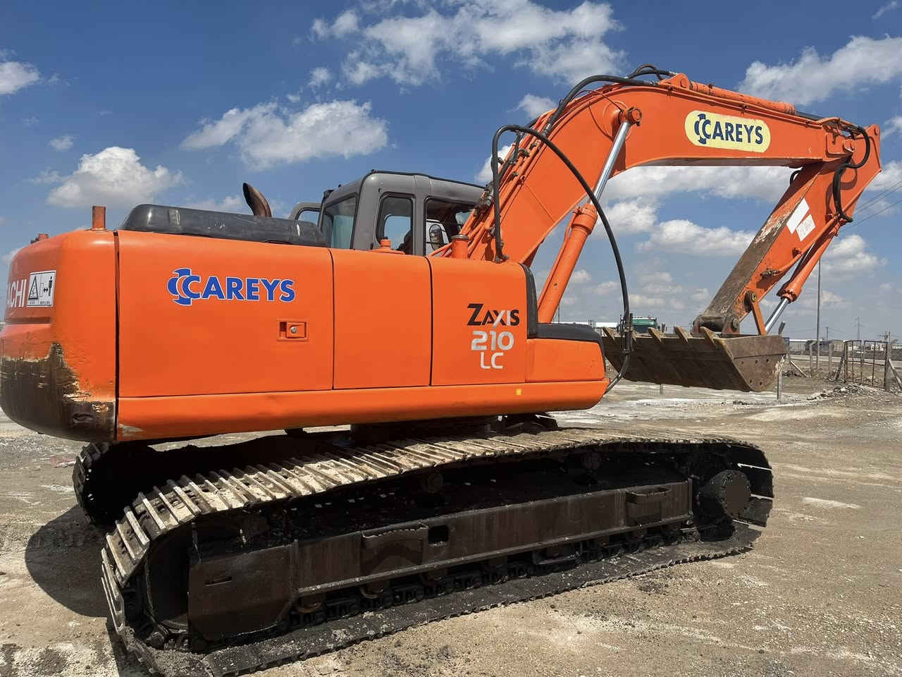 السلام عليكم البيع حفاره هيتاشي زت مديل 2006 اصل شاصي وسنويه حجم 210 السي 8رولات رقم شمالي تحويل مباشر مشتغله 11 ألف  حفاره جديدها وبلاديه تبريد بلادي كهربائيات كله شغاله وبلاديه ماسسه جك همر بلادي قطرة نضيح مابيه حداديه نضافه100من100 من زناجيل ورولات وصينيه وحفاره جاهزه الشغل مابيه أي نقص الاستفسار والاتصال عل رقم ***********
