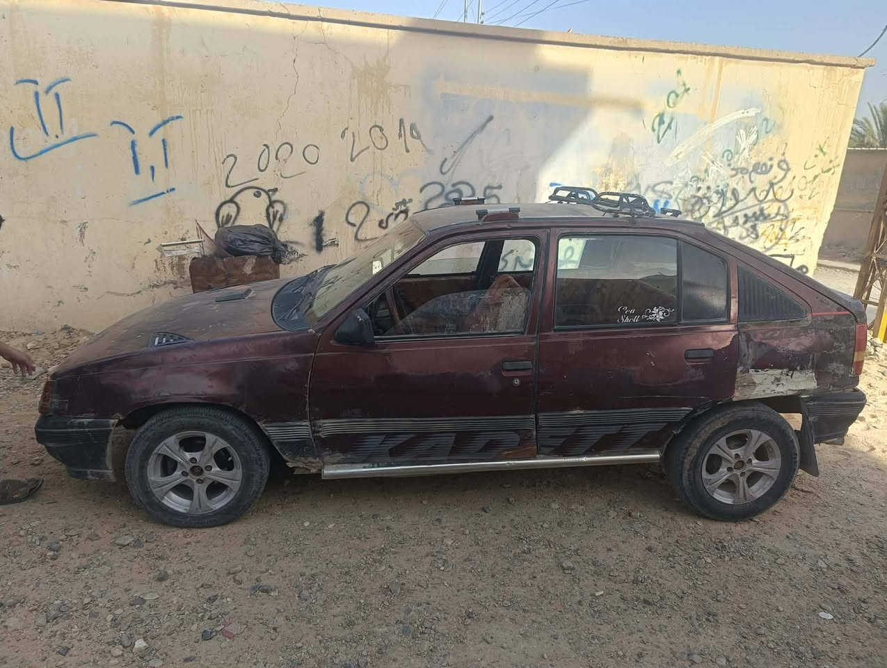 السلام عليكم 
للبيع سيارة اوبل كاديت 
السيارة محركه يبخر بس تمشي وكربائياته شغاله السيارة مثل مموضحه بصور ابيع زوج لوحات السيارة ما عليه غرامه وسنويته ساقطه ب 2023
رايده ب 8 ورقات وبيه مجال قليل ،
***********
