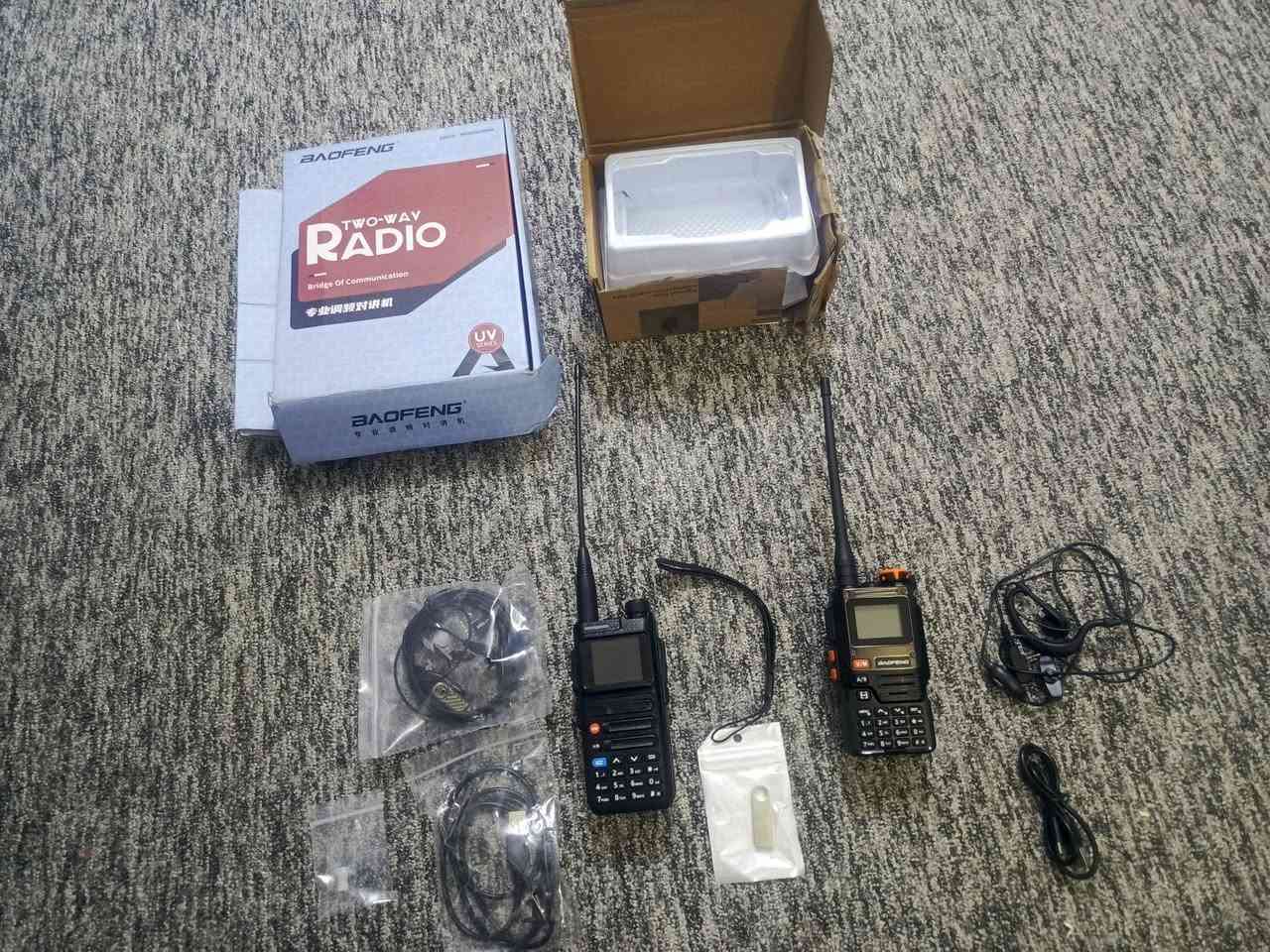 زوج لاسلكي مربوطات سوه  مع جهاز صغير لتدريب الكلاب من النوعيات الراقية لليعرف بيهن شحن تايبسي ثنينهن ونغمة ارسال بيهن مع غراضهن كاملة وغراضهن اصليه حته السماعه سعرها ب 25 واني حاسبهن كلهن ب 80 الزوج وذني اساميهن بحثو عنهن 
Baofeng ar 26
Baofeng k 61 
مكاني بغداد الغزالية ***********
