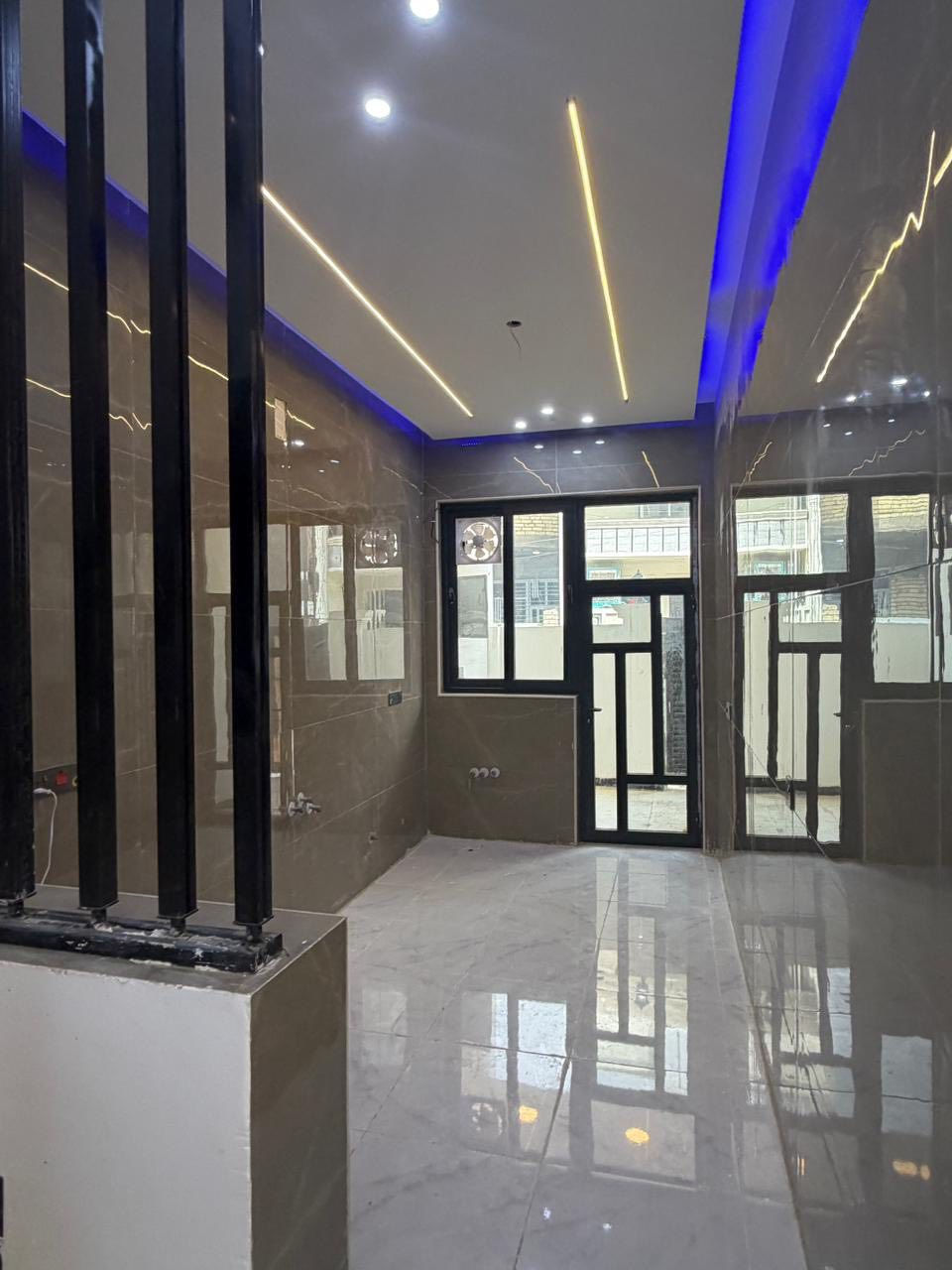 � للبيع منزل فاخر – جاهز للسكن فوراً🏠

📐 المساحة: 100م
📏 الواجهة: 6.25م | النزال: 16م
📍 الموقع: بغداد – الدورة – البوعيثة – العدل الاول
📑 السند: طابو زراعي (25) مشمول بالتطويب

🔹 مميزات تخليك تطمّن:
✔️ منطقة سكنية راقية وهادئة
✔️ قريب من كل الخدمات
✔️ شارع عريض
✔️ موقع ممتاز للسكن والاستقرار

🏠 تفاصيل البيت:
▪️ 4 غرف نوم
▪️ صالة مريحة
▪️ مطبخ عملي
▪️ 2 حمام
▪️ حولي + بيتونة كبيرة
▪️ مناور للتهوية والإنارة

✨ تشطيبات فاخرة (فول مواصفات):
🔸 درج مرمر
🔸 أبواب داخلية تركية
🔸 أبواب خارجية قاصة
🔸 ديكورات جبسن بورد أنيقة

📞 لا تضيع الفرصة
📲 اتصال / واتساب: ***********

—
