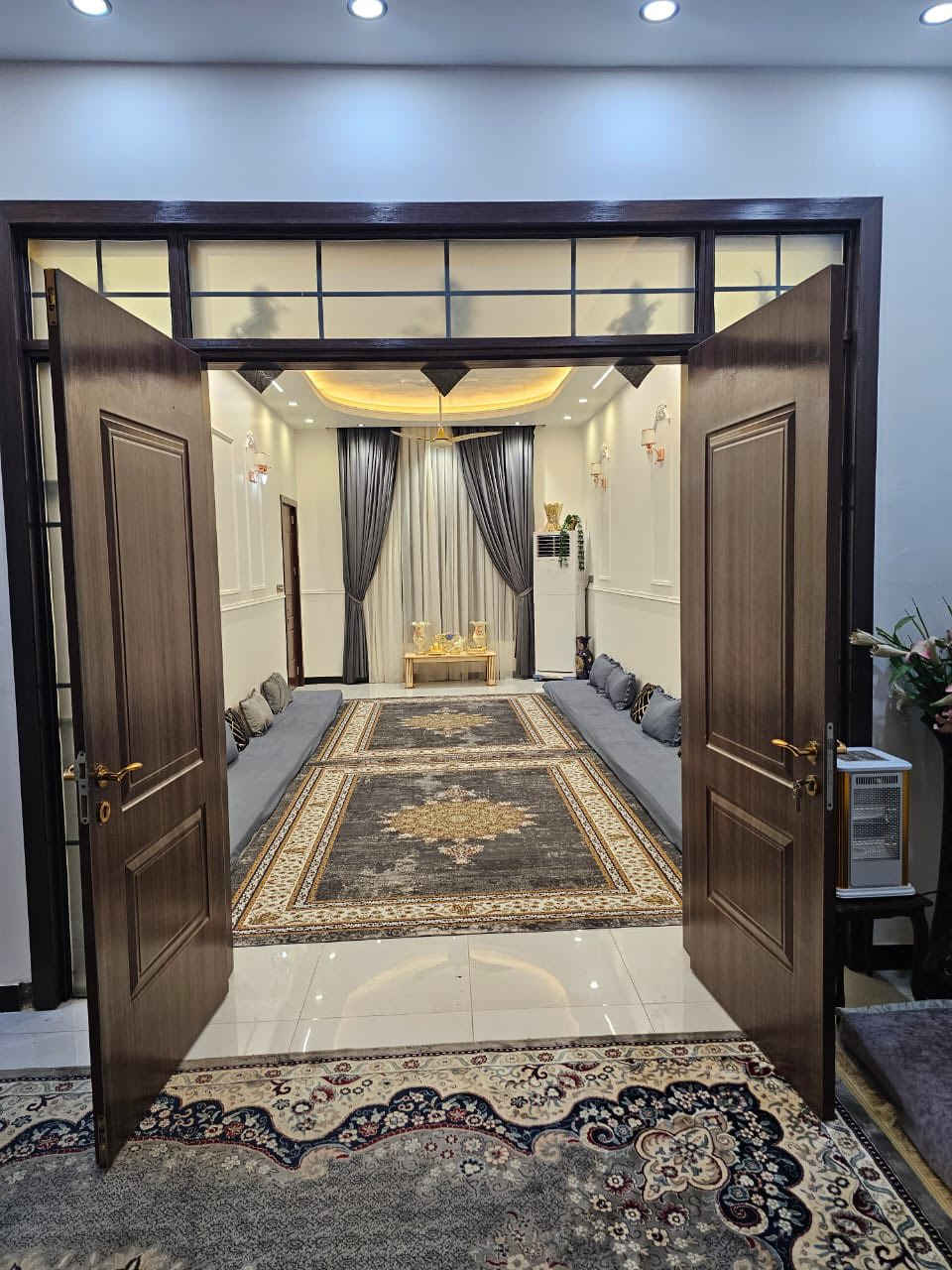 دار مساحه 300م للبيـــــــــــــــــــع 
عقد 117  العنوان كربلاء حولي ابو مهدي المهندس 
خلف السفاره التركيه  يحتوي على 5 غرف نوم 
***********
