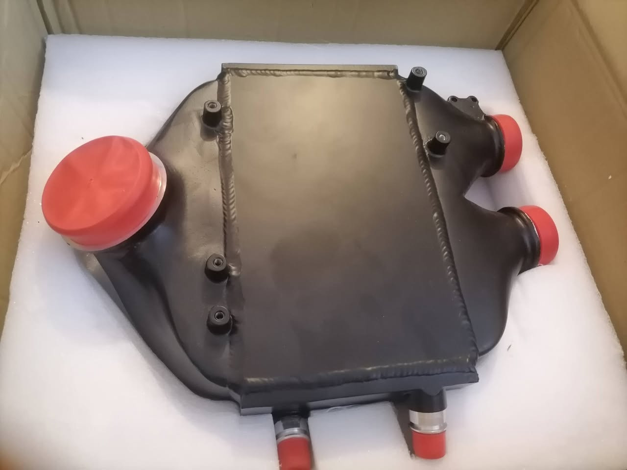 مبرد اصلي متوفر استيراد خاص

هذا الجزء عبارة عن مبرد داخلي علوي مائي (Top Mount Charge Air Intercooler) مصمم خصيصاً لترقية نظام التبريد في سيارات BMW المزودة بمحرك S55 تيربو، مثل طرازات M3 (F80) و M4 (F82 / F83). 

haimusracing.com
 +3
يأتي المبرد باللون الأسود غير اللامع ومصنوع بالكامل من الألومنيوم، ومزود بأغطية حماية حمراء لحماية منافذ الهواء والماء أثناء الشحن والتخزين من الأتربة. 

Raza Automotive
 +2
أبرز مواصفات واستخدامات القطعة:
محرك متوافق: محرك BMW S55 سعة 3.0 لتر ثنائي التيربو (Twin-Turbo).
الوظيفة الأساسية: خفض درجة حرارة الهواء المضغوط القادم من التيربو قبل دخوله إلى المحرك، مما يزيد من كثافة الأكسجين ويمنح السيارة قوة حصانية أعلى واستجابة أفضل.
أهمية الترقية: يُعد المبرد الأصلي (OEM) لسيارات M3/M4 عرضة للتلف الداخلي وتسريب سائل التبريد بمرور الوقت. هذا المبرد المعدل (من شركات مثل Alloyworks أو ما يشابهها) يحل المشكلة ويوفر سعة تبريد أكبر تصل إلى 60% مقارنة بالقطعة الأصلية. 

eBay
 +5


**إذا كنت صاحب هذا الإعلان وتريد حذفه لأي سبب، رجاءا أرسل رسالة إلى الدعم الفني**