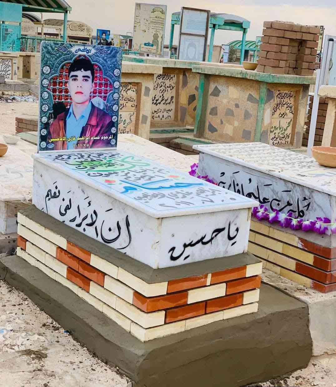 بسم الله الرحمن الرحيم
قال تعالى: ﴿وَكُلُّ نَفْسٍ ذَائِقَةُ الْمَوْتِ﴾
تم بعون الله تعالى الاتفاق مع
مكتب الدفّان أبو علي الزبيدي
المختص ببناء القبور المرمر
على بناء قبر مرمر كامل حسب المتعارف عليه
وبسعر إجمالي قدره
(190,000) مئة وثمانون ألف دينار عراقي فقط لا غير
على أن يكون تسليم المبلغ كاملاً بعد الانتهاء من بناء القبر وإكماله بصورة تامة
ولا يترتب أي دفع مسبق قبل إتمام العمل
والطرفان ملتزمان بما ذُكر أعلاه
والله خير الشاهدين
والله ولي التوفيق
***********
