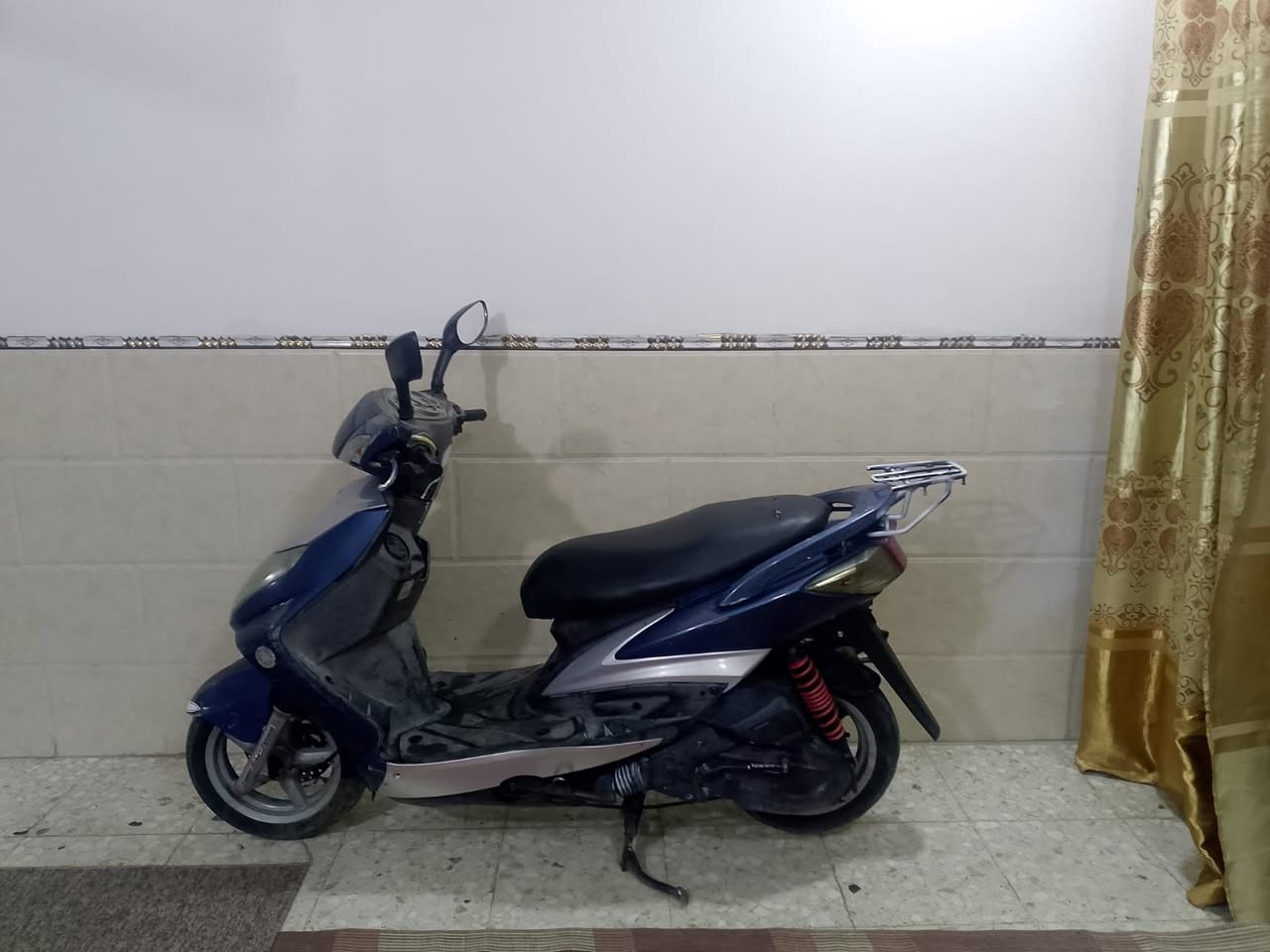 دراجه سكنس فحل ابلاديه كلها مختمه ختم واحد نكره سلف هندر مكينتها حيل ناعمه كهربائيات كلها شغاله اوراقها كامله باسمي السعر 500 العنوان الشعب التلفون ***********
