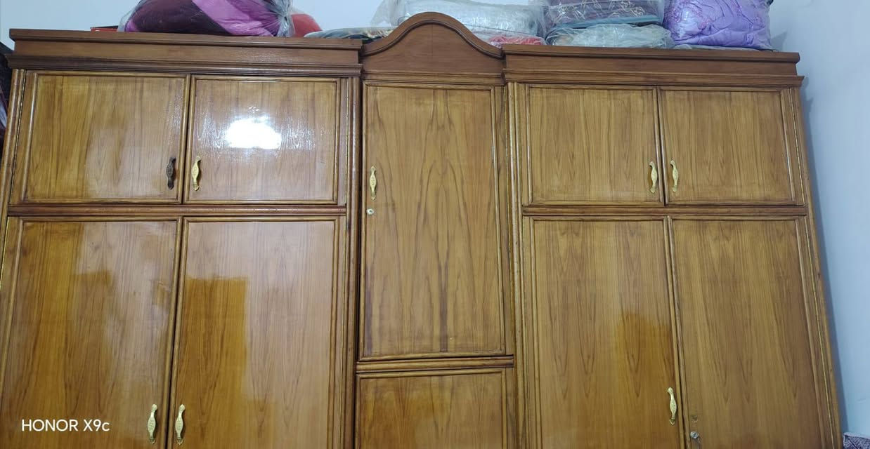 غرفه اخشاب خمسة ابواب طابقين  تسكام مستعمله نضيفه بمليون وبيها مجال *********** كوت داموك
