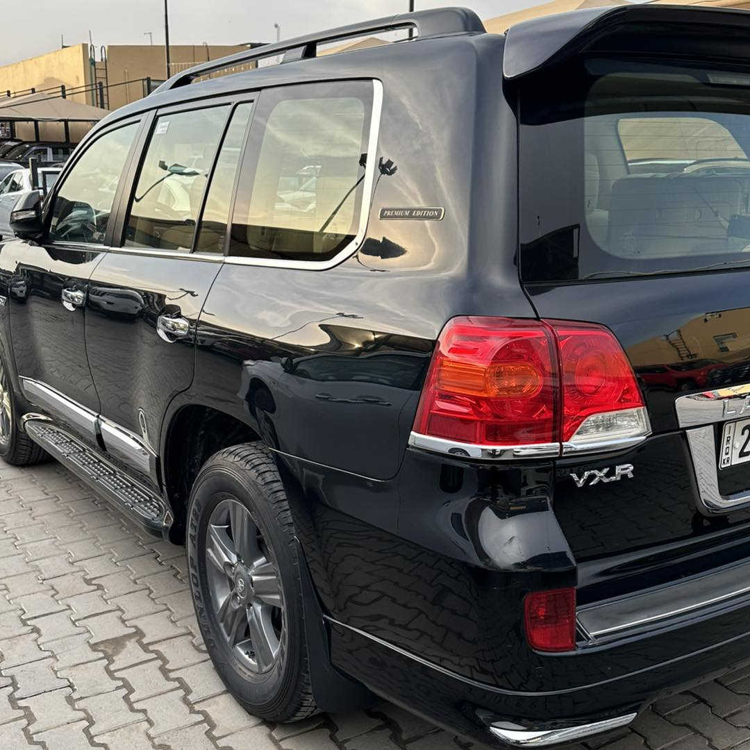 سلام عليكم 
تويوتا لاندكروز 
2014VXR
فول موصفات معروفه بموصفاته 
كفاله عامه 
مكان كربلاء
***********
