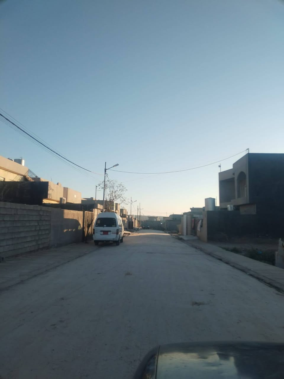 سلام عليكم قطعه ارض للبيع 200 متر بل معسكر تبليط مي كهرباء وصلها الشراي يخابر ***********
