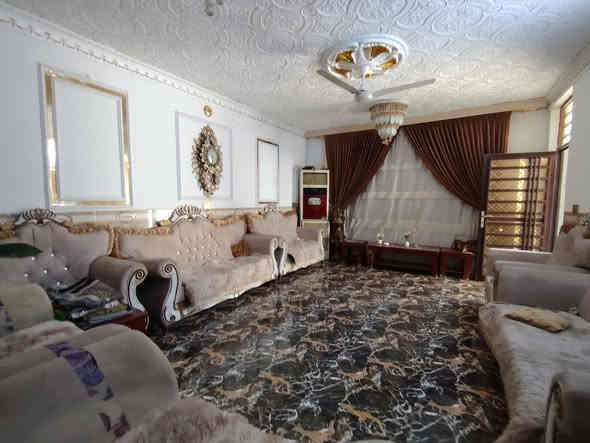 ‏دار للبيع طابوق كونكريت 
 السعر 127 مليون قفل غير قابل للتفاوض 
المساحه ٢٠٠ متر طابو زراعي سند ٢٥
حله بكرلي ٤ بلبدايه قريب علئ الشارع العام
منطقه هادئه خدمات كامله.............
شارع ٨متر تبليط مجاري خدمات كامله 
يحتوي على ٤غرف نوم وكلدور واستقبال ومطبخ وصحيات داخليه وخارجيه ومدخل للبيت كبير
للاستفسار الاتصال على أرقام المكتب
*********** متوفر واتساب
***********متوفر واتساب‏
