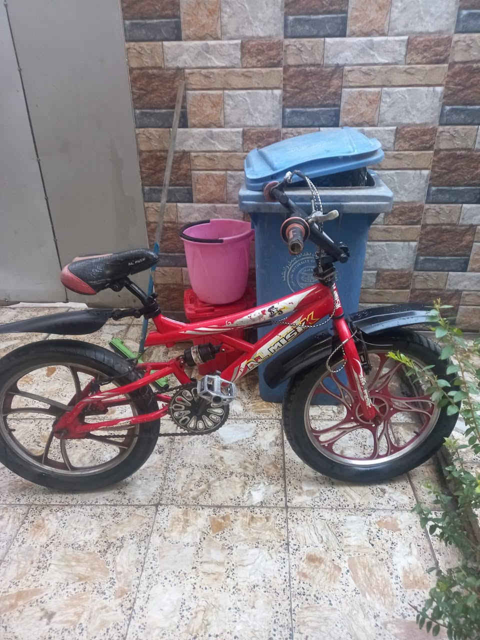 بايسكل بي ام اكس كامل كلشي ما بي حجم 20 
مكان بغداد الحبيبيه 
 تواصل رقم الهاتف  
***********
سعر 
75 بي مجال
