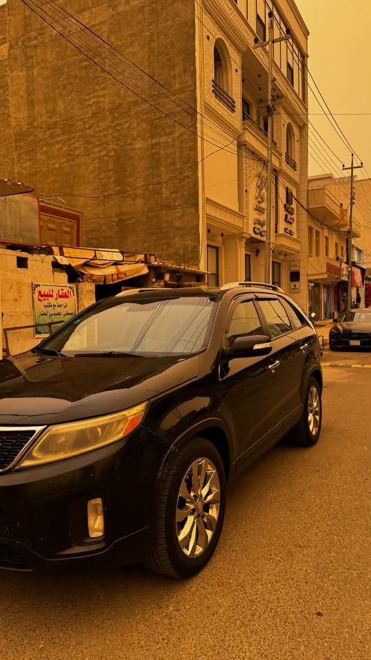 (بسم اللّٰه الرحمن الرحيم ) للبيع سيارة Kia Sorento 2013 موديل
2013 (شكل 2015) امريكي  مواصفات ، بحالة ممتازة
المواصفات:
*   محرك 4 سلندر قوي واقتصادي*   قير أوتوماتيك ناعم بدون مشاكل*   داخلية نظيفة جداً*   شاشة + كاميرا خلفية*   حساسات أمامية وخلفية*   مثبت سرعة
. تحكم بالمقود (ستيرن)*   مرايا كهرباء قابلة للطي*   تبريد وتدفئة ممتازة 
*   جنوط أصلية*   إطارات بحالة جيدة . رقم انبار يدات نيكل. بردات جانبية. كشنات كهرباء تبريد كشنات جلد.اشارات ترحيب. اشارة بلمري
صيانة حديثة وجاهزة للاستخدام بدون مصاريف
الضرر ثلاث قطع بنيد وجاملغ باب مصبوغ اثر شخط
سياره جاهزه للاستفسار: ***********
مكان السياره :فلوجه

