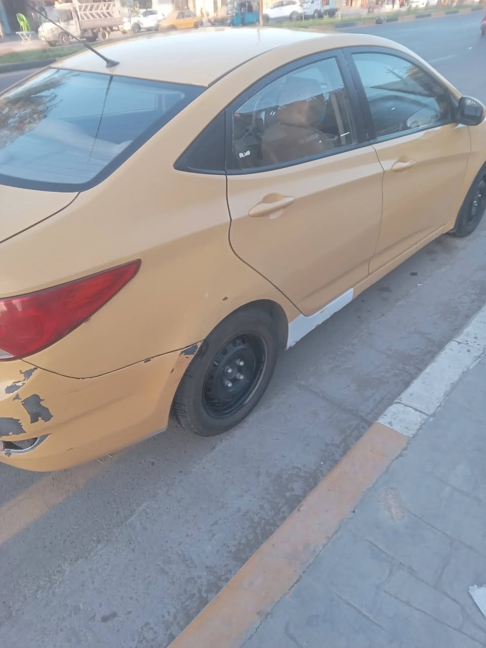 اكسنت 14 خليجي 
السعر 85

حادثها صندوق خلفي 
والباب الخلفي بي تعديل

***********
الشعب
