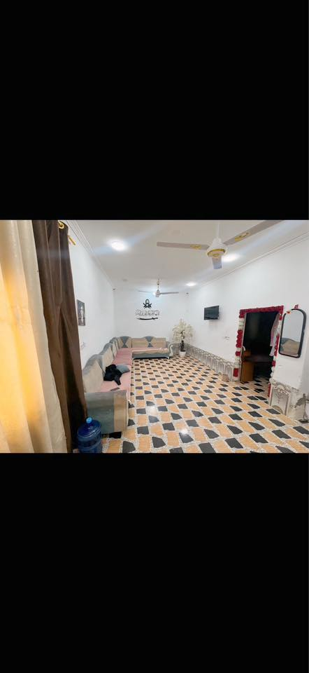 بيت مساحة 100 متر طابو زراعي خلف ملعب الهاشمية كاع لفتة يحتوي على غرفة +صالة+مطبخ+استقبال+ساحةخارجية +صحيات خارجية البناء حديث بلوك السقف عكادة بناء كامل متوفر كافة الخدمات ماء وكهرباء 
***********
