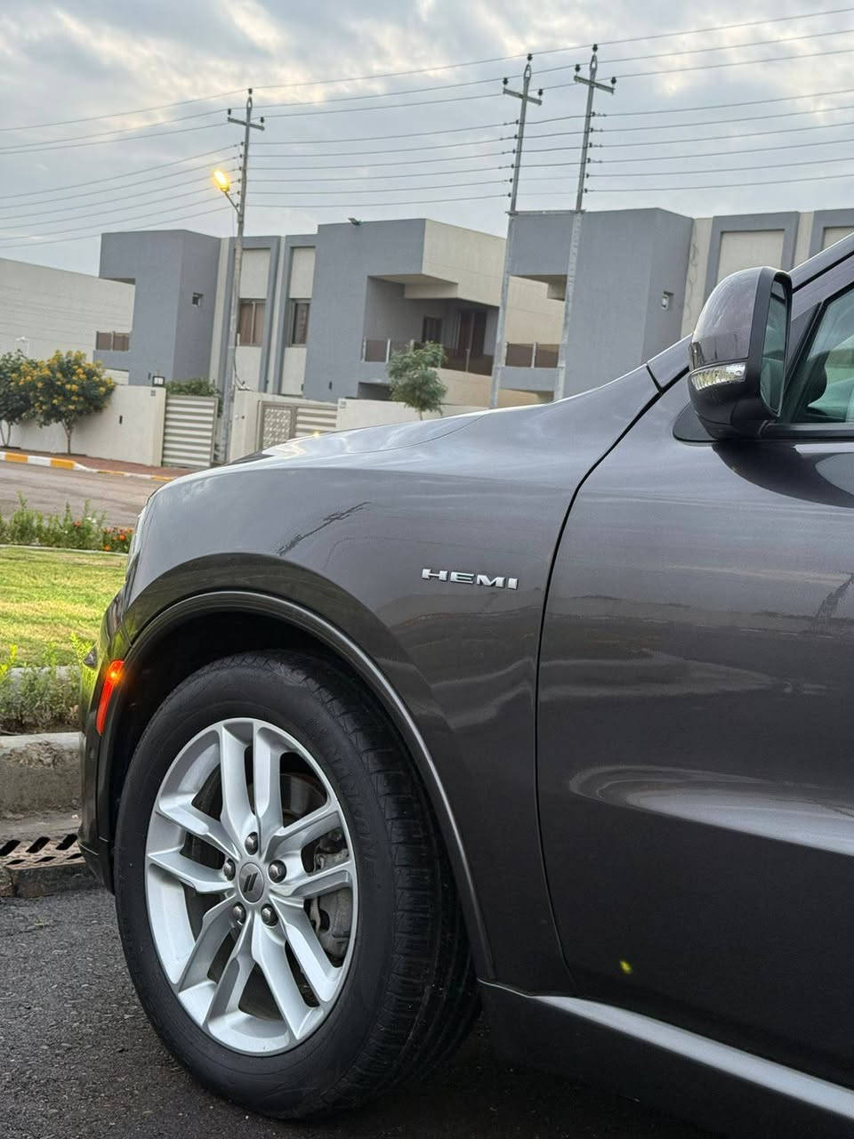 السعر(325)$ ورقه وبيه مجال للشراي   السلام عليكم 
عندي دوج دورنكو موديل 2021لون رصاصي فيراني مكفوله كفاله عامه كلين من البارد والصبغ شرط أي شخط مابيه ماشيه 48ألف مايل 
                            R/T 5,700
فول مواصفات سلايت تحكمات ستيرن شفتات بالستيرن شاحن واير ليس ستيرن كهرباء اشاير بالمري بلوجكتر الاشاره بالد شاشه كبيره حساس أمامي وخلفي كامره كشنات امامي تدفئه وكهرباء الكشنات الخلفيه تدفئه تبريد ثلاث قطع ويل 20 تخم تاير جديد أسبير منازل السياره عله وضع الشركه مكان السياره بغداد مجمع نجمه بغداد العامريه ***********
