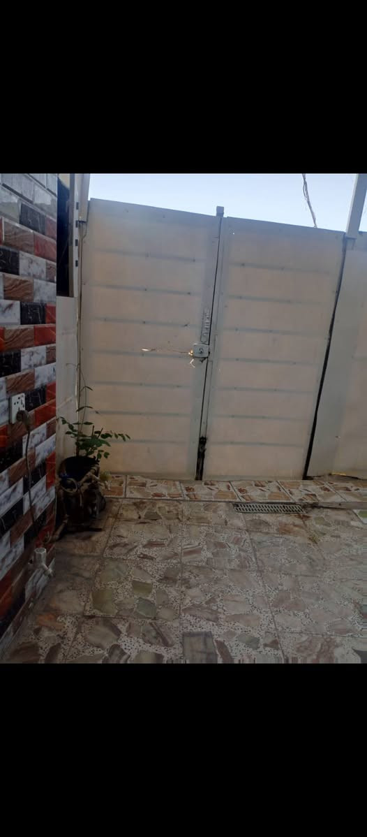 بيت للبيع مساحته 50متر بسريدات القديمة سعرة 60قفل يحتوي ع استقبال مطبخ غرفه حمام ترك و فول غرفه وحدة وحمام و ل طرمة وهم حمام ***********

