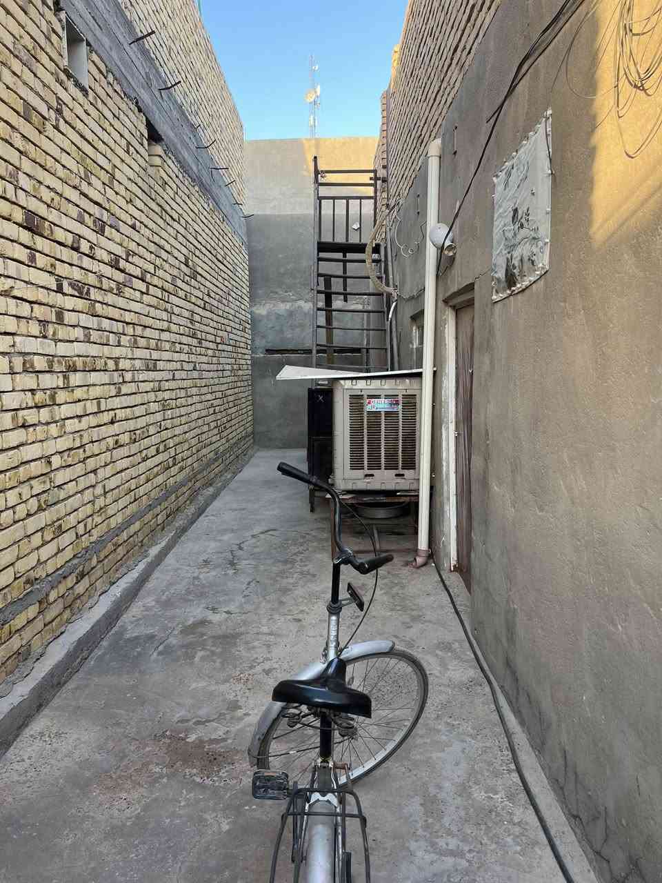 دار 🏠 البيع 
طابو صرف 
المساحه 93,5
الموقع حي العسكري مقابل شارع السفينه 
يحتوي على  غرفه 5*4,5
وصاله 5*4,5
ومطبخ 2*4,5
ترك 20م 
للاستفسار اكثر مراسله الصفحه او الاتصال على الرقم ***********
