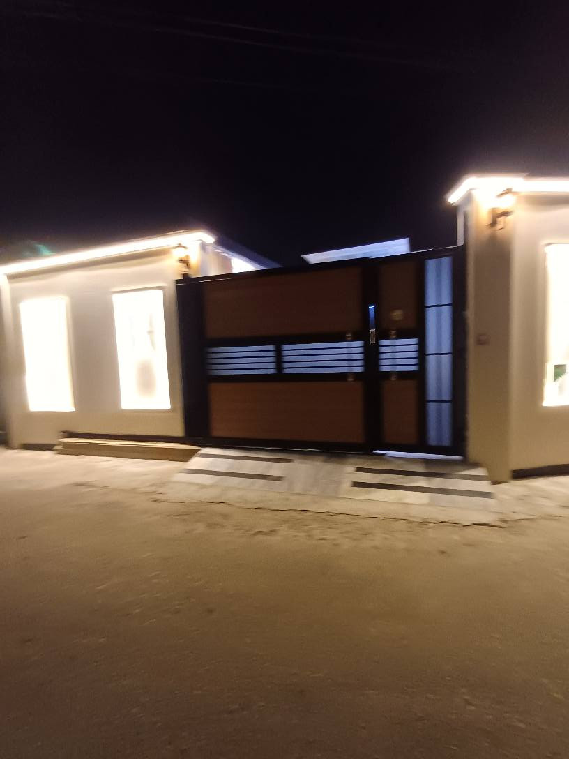 مرحبا..دار سكن كبير للبيع مساحة 550متر طابو ملك صرف سهم تحويل يتكون من ٤غرف وصالات ٢ومطبخ وصحيات ديوانيه كبيره موزع كراج كبير حديقه كبيره شغل كله درجه اولى فول شارع تبليط ١٢متر قريب جدا جدا جدا للشارع العام السياحي الداخلي البصره ابوالخصيب ***********# ابو الخصيب, البصرة
