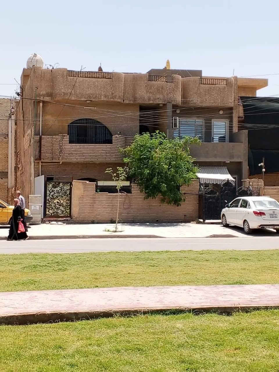 بسم الله الرحمن الرحيم
دار كلاسك للبيع في منطقة الغدير محلة 706ممتاز 
شارع تجاري ممتاز  يصبح احلى بناية سكنية شقق مع موقف سيارات سعرها ممتاز 
المساحة 135 متر
كهرباء خصخصة
شارع عريض 40 متر
شارع سايدين
واجهة 7 متر

للاستفسار أكثر:
📞 *********** أبو ايلين
📞 *********** أبو محمد

نستقبل طلبات عروضكم في منطقة زيونة والغدير
