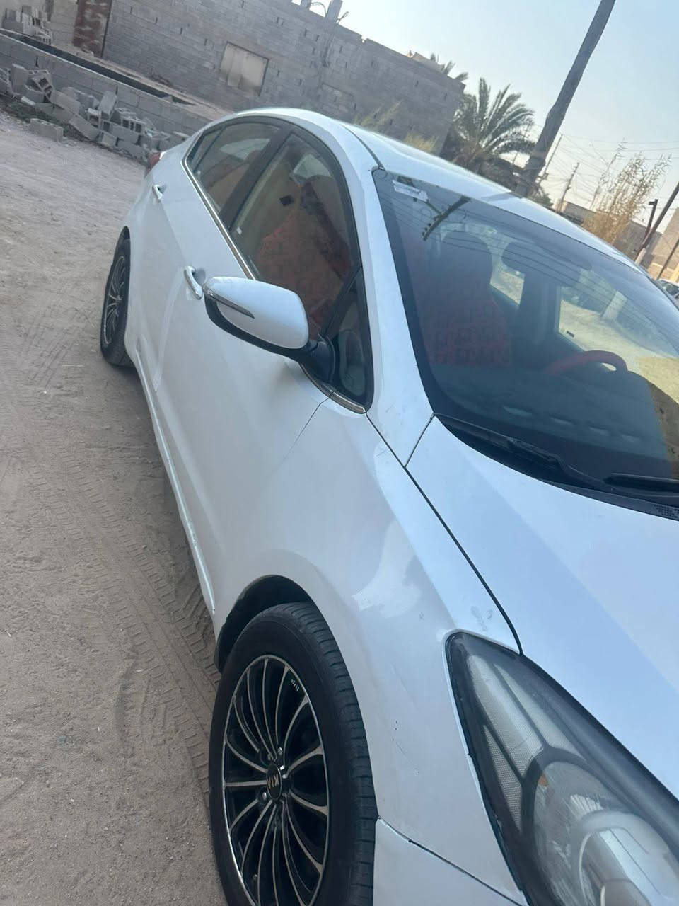 2015 Kia سيراتو
المسافه المقطوعه250000كم
مكينه 1600 دوش سياره خليجيه 
كيرAt
منضومه تبريد جديده تبريد ثلج
حداديه من طول الطول جديده 
سياره جاهزه من كلشي
فول موصفات  فتحه تحكمات
بيها ٣ قطع صبغ الي  هنه صندوك وجاملق وباب خلفي وعندي فيديو اثناء صبغ وبيها شخط بار قليل مبين بل صور سعر ١٠٥ وبيها مجال مكان ابي الخصيب *********** البصرة, العراق
