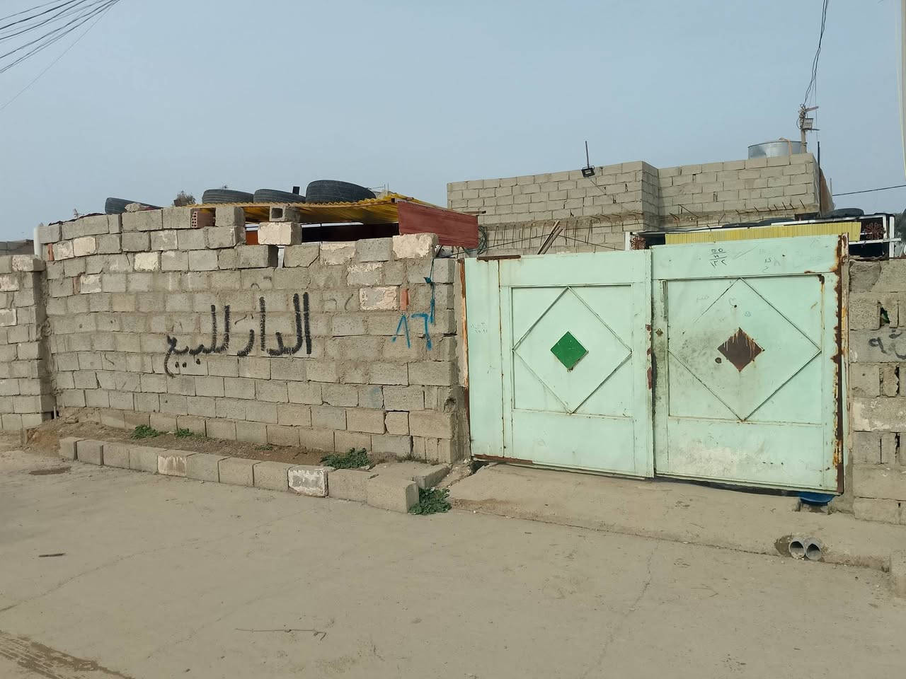 بيت تجاوزللبيع غرفتين اوهول اومطبخ اوصحيات خارجيه اوداخليه مساحه 200شارع عريض حي العسكري شركة طارق شراي اتصل علرقم مكلف بلنشرلااتعلق***********
