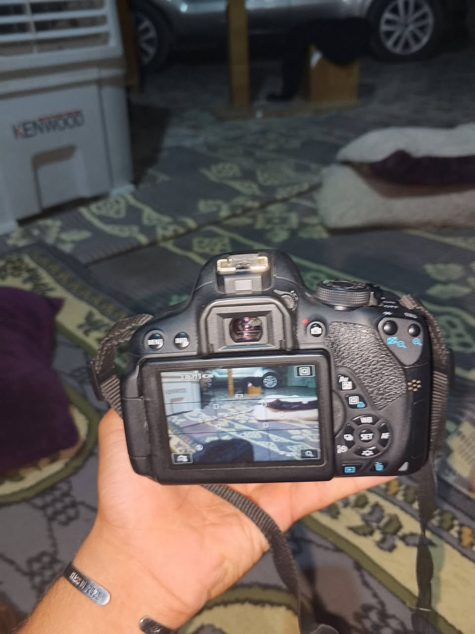 السلام عليكم  كاميرا كانون دي 700 كاميرا للبيع نظافتها 100%  وياها جنطه رام  بطاريه عزامين وياه شحن بطارية بيها ضمن ثلاثة أيام فقط الفحص السعر 400الف.بيها.مجال الرقم***********
