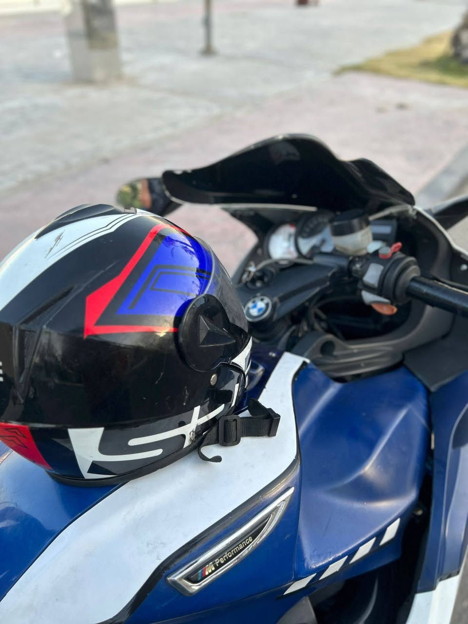 سلام عليكم بطح BMW_k1200s
موديل2006 الدراجه خير من الله مكينه و كير 
الدراجه طياره و ترايك وين تريد و كلشي شغال بيهة 
مكان الدراجه الكاضميه 
الرقم ***********
