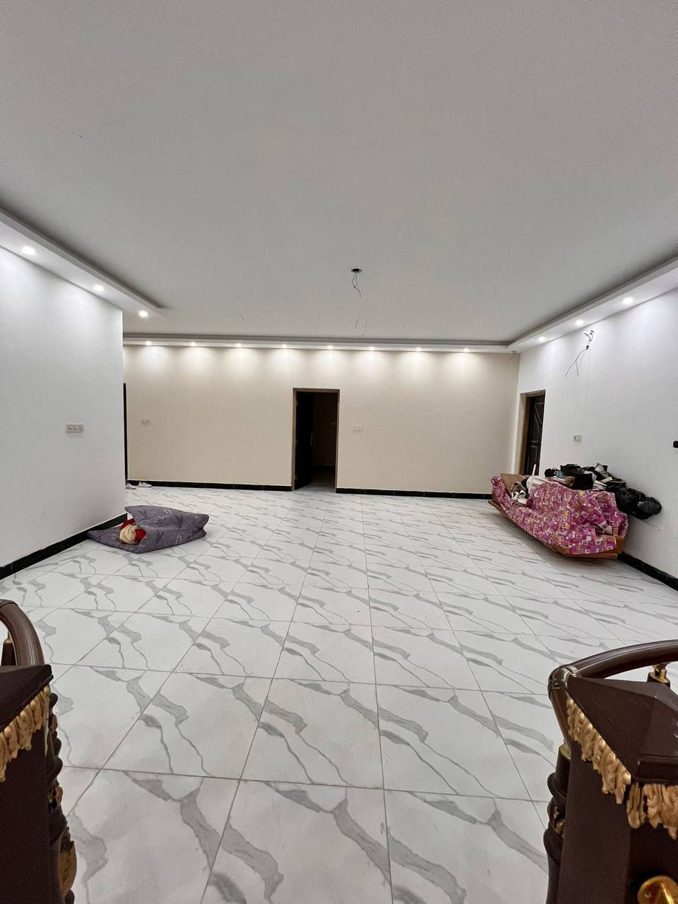 دونم مع بيتين في التنومه نهر حسن شارع الدواجن
يحتوي البيت الاول (الكبير)
بناء طابوق الطيب درجه اولى والكونكريت تسليح حديد اوكراني 
الطابق الارضي  
١-مساحه البناء ٢٠٠م 
٢-ديوان ١٠*٥ مع جبس بورد 
٣-هول ٦*٧مع جبس بورد 
٤-مطبخ ٥*٦ مع جبس بورد 
٥-غرفه نوم سويت ٥*٥
٦-غرفه نوم ٥*٤
٧-درج مجنح (ملكي)
٨-حمام 
الطابق الاول 
جميع الغرف مع الصاله والبيتونه جبس بورد 
١-غرفه نوم سويت ٩،٢٥*٤،٥ عدد ٢
٢-غرفه نوم ٤،٥*٤،٥
٣-غرفه نوم ٥*٤ عدد ٢
٤-هول ٦*٧
٥-درج دائري 
٦-يفصل اليبتين منور ١،٥*٤
٧-حمام 
يحتوي البيت الثاني 
١-مساحه البناء ١٧٠م
٢-استقبال ٤*٥
٢-هول ٤*٥
٣-غرفه نوم سويت ٩*٥
٤-موزع مع مطبخ داخل الموزع 
٥- درج دائري 
٦- بيتونه+مخزن +سطح مفصول عن البيت الكبير 
٧-حمام 
الحديقه  مساحه الحديقه ٢١٠٠م 
١-نخل برحي عدد ٢
٢-نخل بريم عدد ٢
٣-نخل خصب عدد٢
٤-نخل خضراوي عدد ١ 
٥-سدر (نبگ) عدد ٤ 
٦-مخزن ٤*٦
٧-مجموعه صحيه خارجيه حمام + تواليت 
٨- سقيفه كي سبان 
٩-سقيفة سطح البيت
 السعر ٦٥٠ وبي مجال

استفسار: ***********
