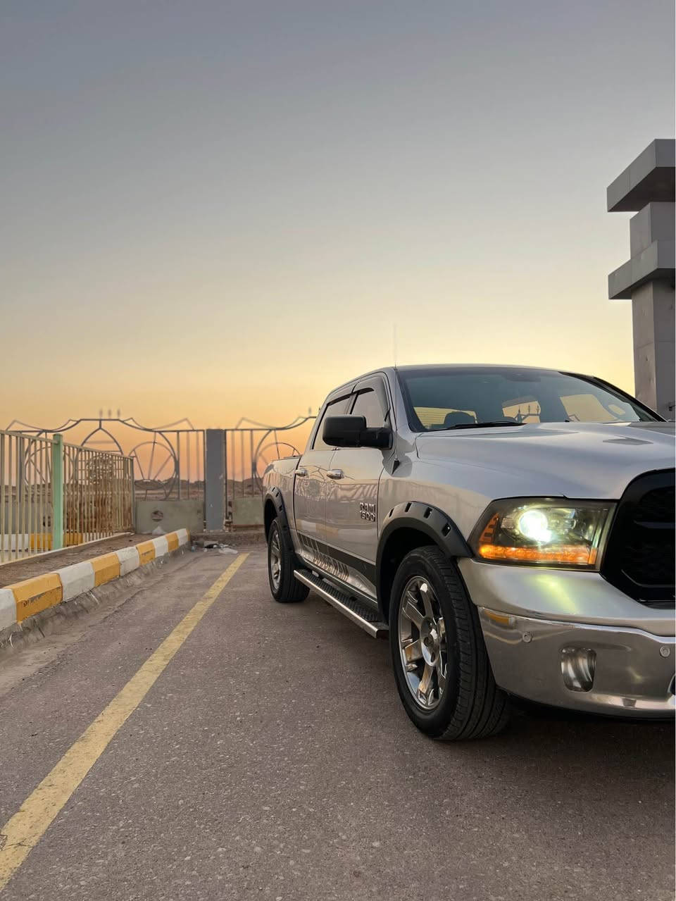 السلام عليكم دودوج رام رقم اربيل صارلها سنه انتهت 2016 كلاسك باب طويل بدي قصير الفئه المرغوبه السياره فول مواصفات عدا الفتحه 
السياره حادثها بجم خفيف واصل للعرضانيه بيها صبغ فقط صفحه السايق مكينه 8 (5.7) هيمي مكينه كير تبريد حداديه تخم تاير السياره جاهزه  مكانها بالبصره 
رقم الهاتف 
(***********) البصرة, العراق
