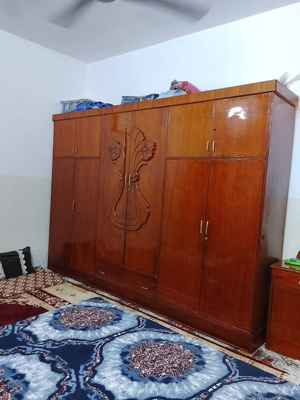 غرفـة أخـشاب للبيع الـسعر 350 وبيها مجال بصيط الأستفسار ع رقم ***********
