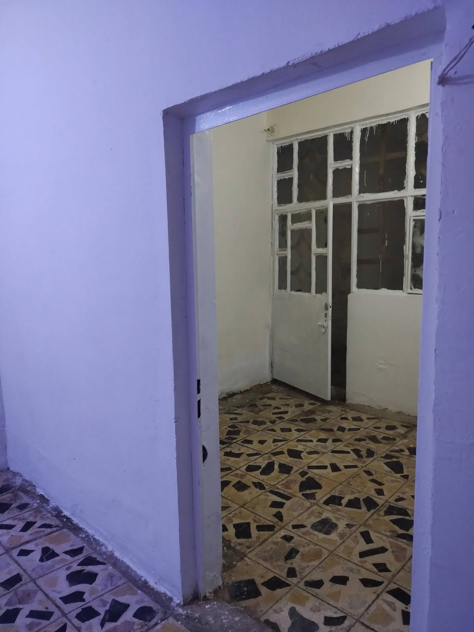 بيت مساحته 100 متر مربع حي السفير فرع أفران علي الهادي  للاستفسار ***********
