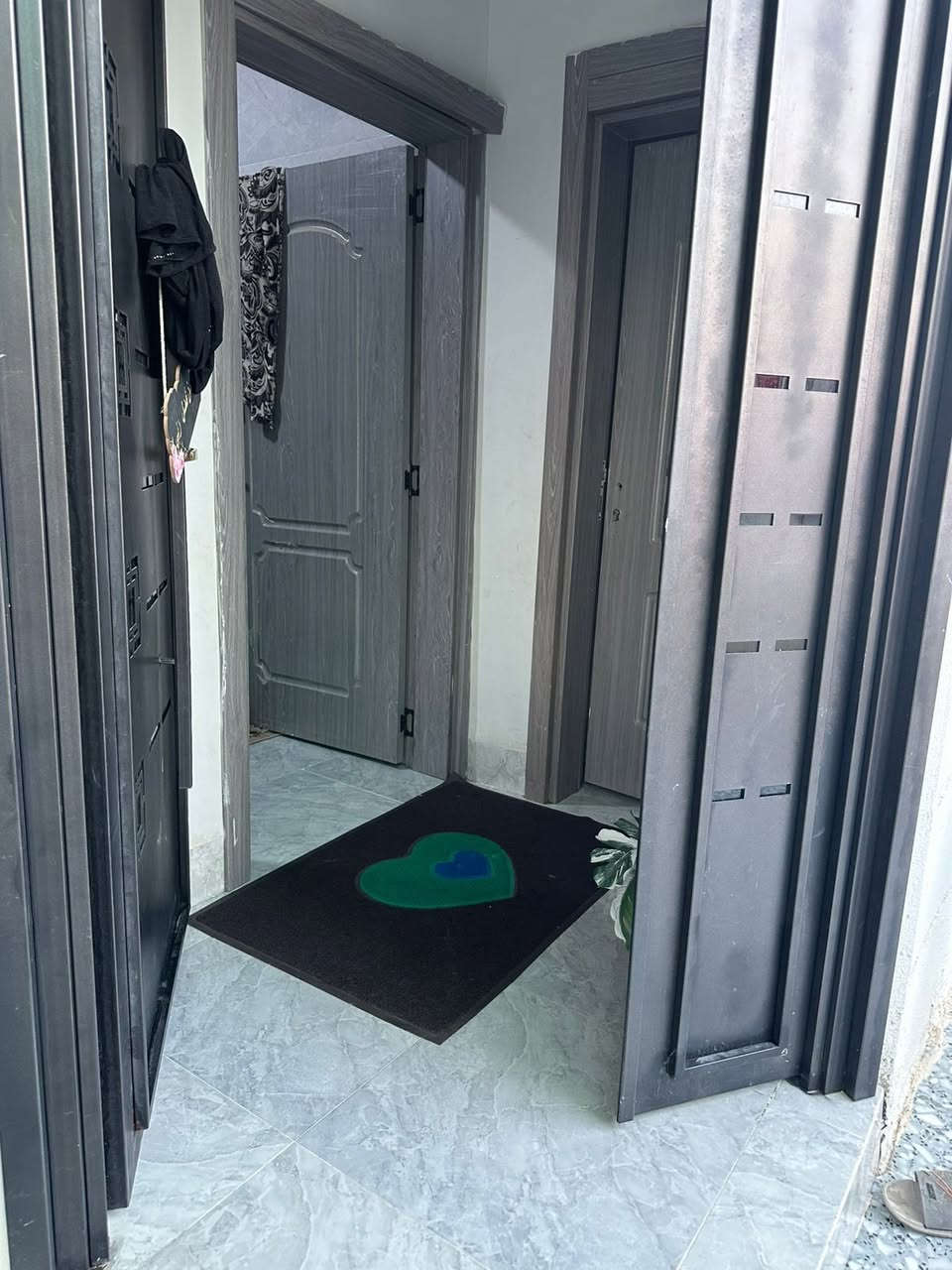 #بسم لله 
دار 200 م للبيع زراعي  #طابق_واحد #فووووول 
حي العسكري فرع #اسواق البركه اول فرع يسار
تفاصيل:غرفتين نوم مع هول كبير +مطبخ حار بارد +استقبال +بيتونه كبيره بناء حديث 
كونتر تفصال هديه مع الدار مع مبرده حجم كبير دكت
مشمول بقرار التمليك 
#للاستفسار ***********
#كركوك #حي #العسكري
