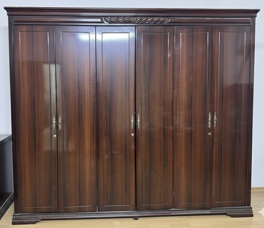 📣 غرفة نوم ملكية فاخرة للبيع (حالة ممتازة)

للبيع غرفة نوم كاملة بتصميم كلاسيكي راقٍ وخشب متين جداً، نظيفة وشبه جديدة.
📦 محتويات الغرفة:
• سرير مزدوج كبير بظهر منحوت فخم.
• خزانة (كنتور) 6 أبواب بمساحة تخزين واسعة.
• ميز تواليت (ميز مراية) مع مرآة كبيرة ومقعد.
• 2 كوميدينو جانبي( طاولات جانبية )= عدد 2 بجانب السرير، تحتوي على أدراج واسعة.

✨ أهم المميزات:
• الجودة: خشب ثقيل وتصنيع متين.
• الحالة: ممتازة ولا تحتاج أي صيانة.
• اللون: بني غامق (جوزي) بلمعة طبيعية جذابة

📍 الموقع: [بغداد / حي الجهاد ]
💰 السعر: [400 ]
📞 للتواصل: [رقم هاتفك] أو خاص بغداد, العراق


**إذا كنت صاحب هذا الإعلان وتريد حذفه لأي سبب، رجاءا أرسل رسالة إلى الدعم الفني**