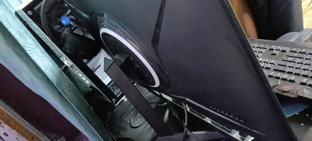 السلام عليكم pc كيمنك
تجميعه كاملة من كل النواحي 
كيس كيمنك شركة جالكس 
i5 1400f
كرت شاشة GTX1650
Ram 16 ار جي بي 
SSD 128
HDD 1tb
باورسبلاي 550
مذربورد 510 ازوس 
كيس ابيض اللون كيمنك رامات ار جي بي 
مراوح ار جي بي 

شاشة كيمنك افيترون حجم ((27)) 
hz 180 4K ار جي بي خلفي 
ميز كيمنك ار جي بي لمس جديد نضافة 100/100 
كراسي كيمنك عدد 2 واحد جديد توني مشتري بي مساج كهربائي ولثاني شوي تعبان يعني لسفنج مضغوط شوي 
كيبورد بلودي ميكانيك ار جي بي 
سماعات كيمنك محيطي 
سماعات مكتبيه 
ماوس بلودي كيمنك 
يوبي اس 
حسابين ستيم من ضمن الالعاب اللي بيهن gta5 و فورزا هورايزن 5 
كامرة 4k فول وضوح 
ماكلك حاسبة نضيفة واكلك هيج وهيج تعال وشوف بعينك عينك تحكم ع نضافه القطع ضمان انطي بيهة سنتين حاسبة كاملة من كل النواحي من كلشي كاملة ونضيفه 
مكاني بغداد مدينة الصدر
*********** موجود واتساب
