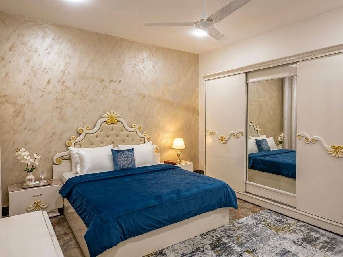🏡 دار سكني طابقين للبيع 🏡
📍 الموقع: الحلة – حي الجزائر الأولى
📌 بالقرب من مكبس  التمور
📐 المساحة: 130 متر مربع
📏 الواجهة: 6.5 متر
📏 النزال: 20 متر
✨ مواصفات الدار: ✅ ثلاث غرف نوم
✅ صالة مريحة
✅ هول واسع
✅ مطبخ بارد
✅ مطبخ حار
✅ تصميم عملي ومناسب للعائلة
🚗 تبعد عن الشارع العام حوالي 100 متر فقط، بموقع هادئ ومميز وقريب من جميع الخدمات.
💰 فرصة ممتازة للسكن 
📞 للاستفسار والمعاينة: مكتب سند للوساطة العقارية والتصميم الهندسي
📱 ***********
📱 ***********
👷‍♂️ بإدارة المهندس أحمد :::

