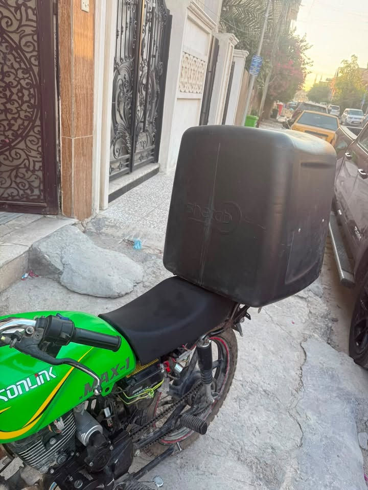 السلام عليكم دراجه سونيك ماكس  للبيع الدراجه نظيفه ومابيها اي عطل وغراضها كلها جديده ما بيها اي نقص وياها صندوق ودرع مثل ما موضح بل صور سعرها 700 وبيها مجال مكاني الشعب قرب بانزينخانه عدن للاستفسار ***********
