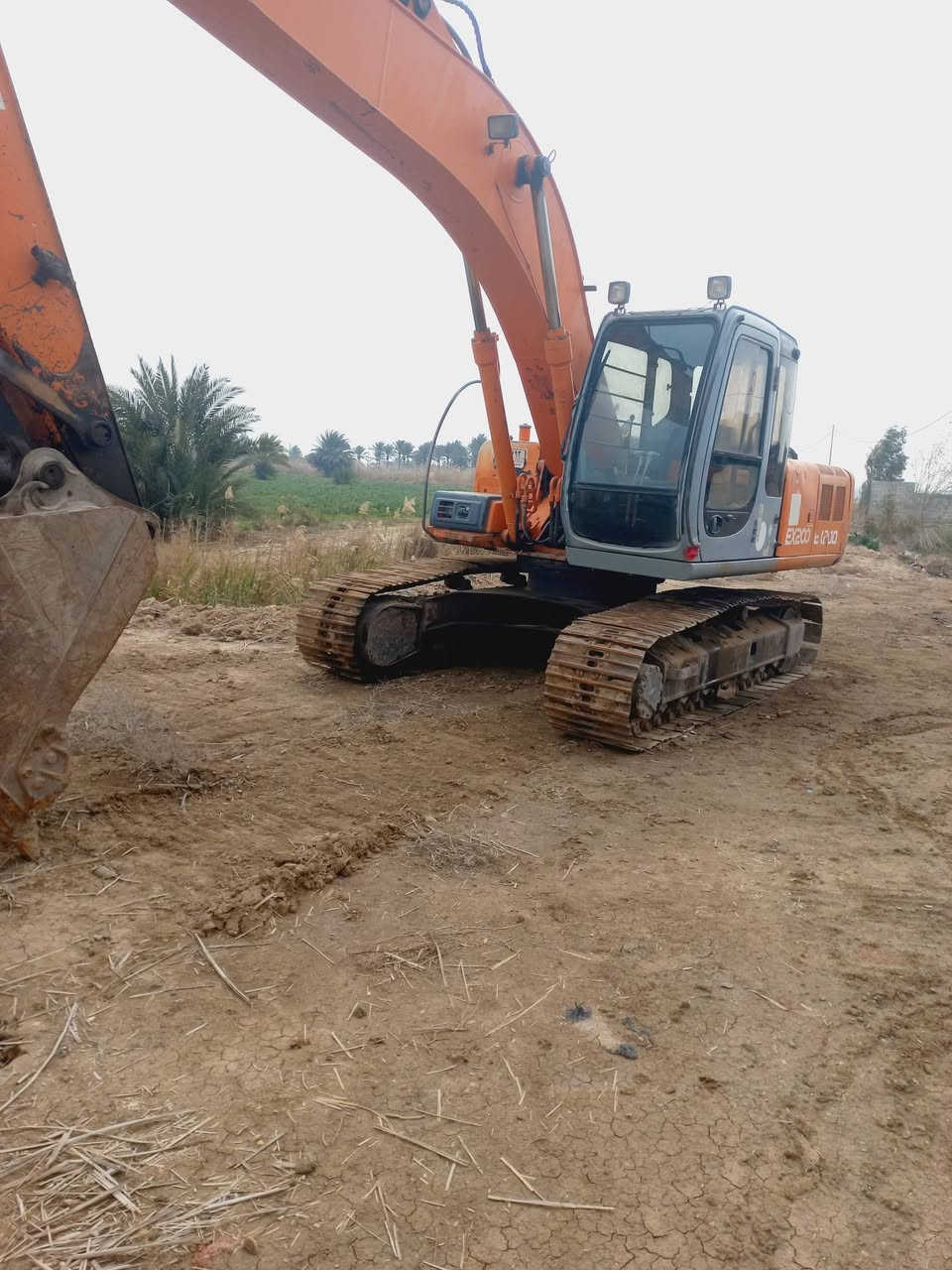 سلام عليكم حفاره فايف للبيع رقم ألماني موديل 2000جاهزه للعمل تبريد شغال بلادي المكينه مامفتوح بيه كلشي  ***********
