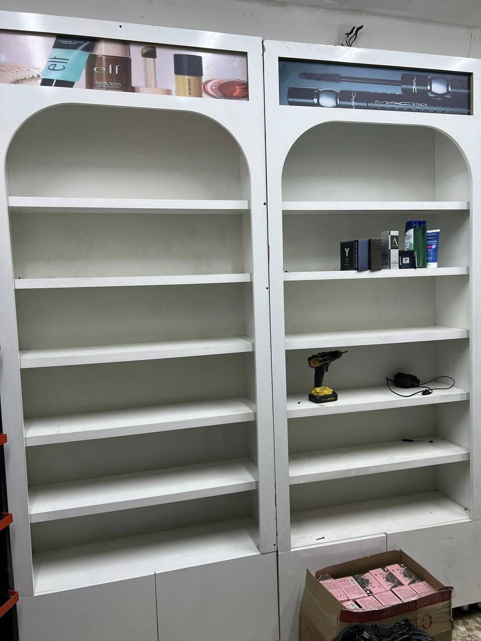 فاترينه ارتفاع 250. مترين و نص
عرض متر 
عدد 5 قطع
داير لد اصفر داخلي 
القطعة قفل 120 الف 
للاتصال ***********
ما موجود ع الماسنجر ❤️
