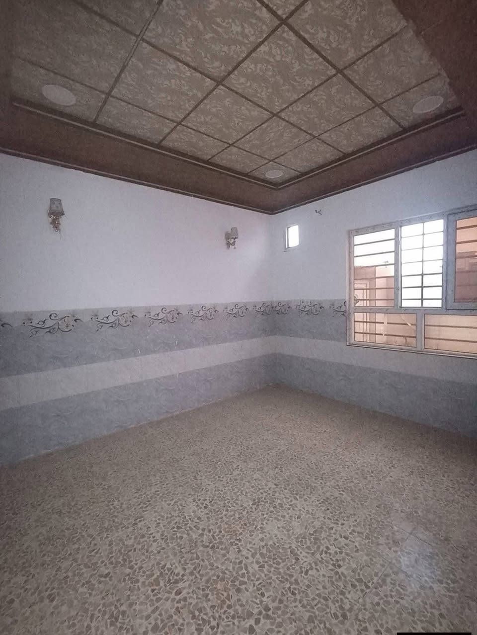 🏡 دار للبيع – السماح / الأساتذة
✨ بناء حديث 2021
📐 المساحة: 100 م²
📏 الواجهة: 10 م
🏠 طابق واحد
🔹 يتكوّن من:
• غرفتين نوم
• هول مريح
• مطبخ
• صحيّات
دار عملي وحديث، مناسب للسكن العائلي وبمنطقة هادئة 🌿
📞 للاستفسار والاتصال:
***********
***********
📍 أو زيارة مكتبنا:
حي السماح سايدين الاركان مجاور جامع طه
