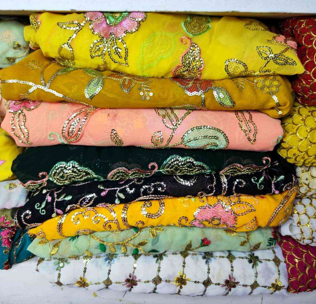 قوماشی جلی کوردی ئافرەتان هندییە دەرەجە یەک
بۆ فرۆشتن سادە و نەخش
٣٠٠٠مەترە(٢٠٠٠مەتر نەخش+ ١٠٠٠مەتر سادە)
لە سلێمانی 
نرخ9900دۆلار و مەجال
*********** السليمانية, العراق
