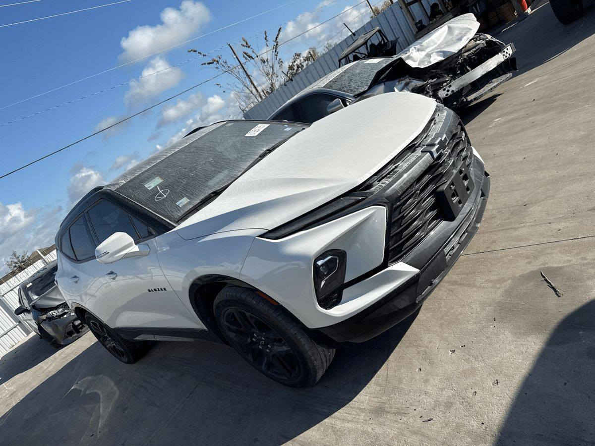 بلايزر RSفول مواصفات لون صدفي والقماره اسود عدا الفتحه لونينن توكولر توويل موديل 24 شهداء  باسمتا الشهيد اخويه مرقمه كربلاء  تبديل فقط باب الخلف السائق لود اسود نصبغ والباقي كفاله السعر 275تلفون***********
