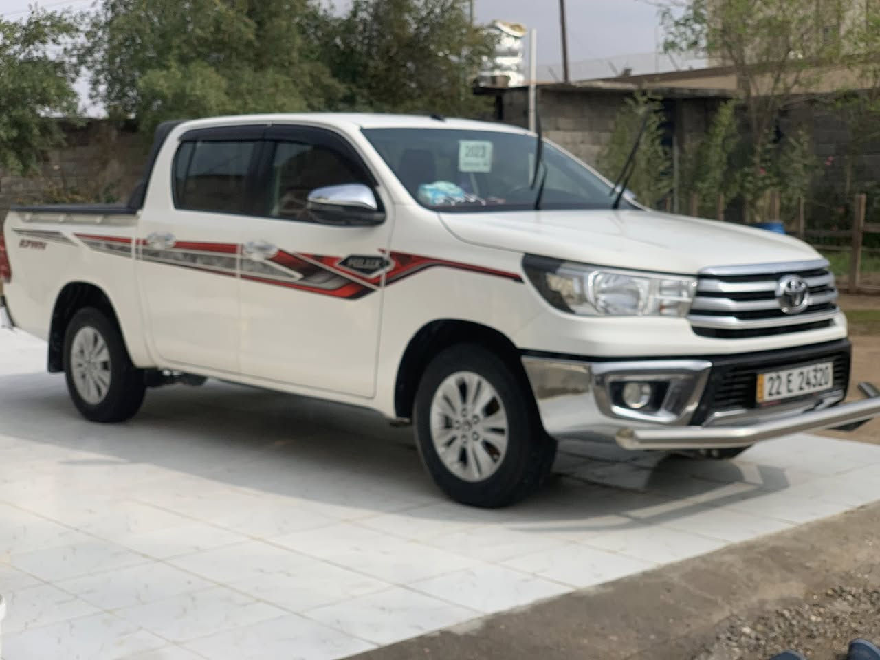 سلام عليكم عندي سياره البيع بيكم هايلوكس موديل2023  رقم اربيل تحويل  مباشر سياره ساز فول  موصفات  وتماتيك مكفول كفاله عامه بيه بارد بصيط مشر عليه بل صوره  السعر 275 وبيه مجال المكان البصره الهارثه رقم الهاتف ***********
