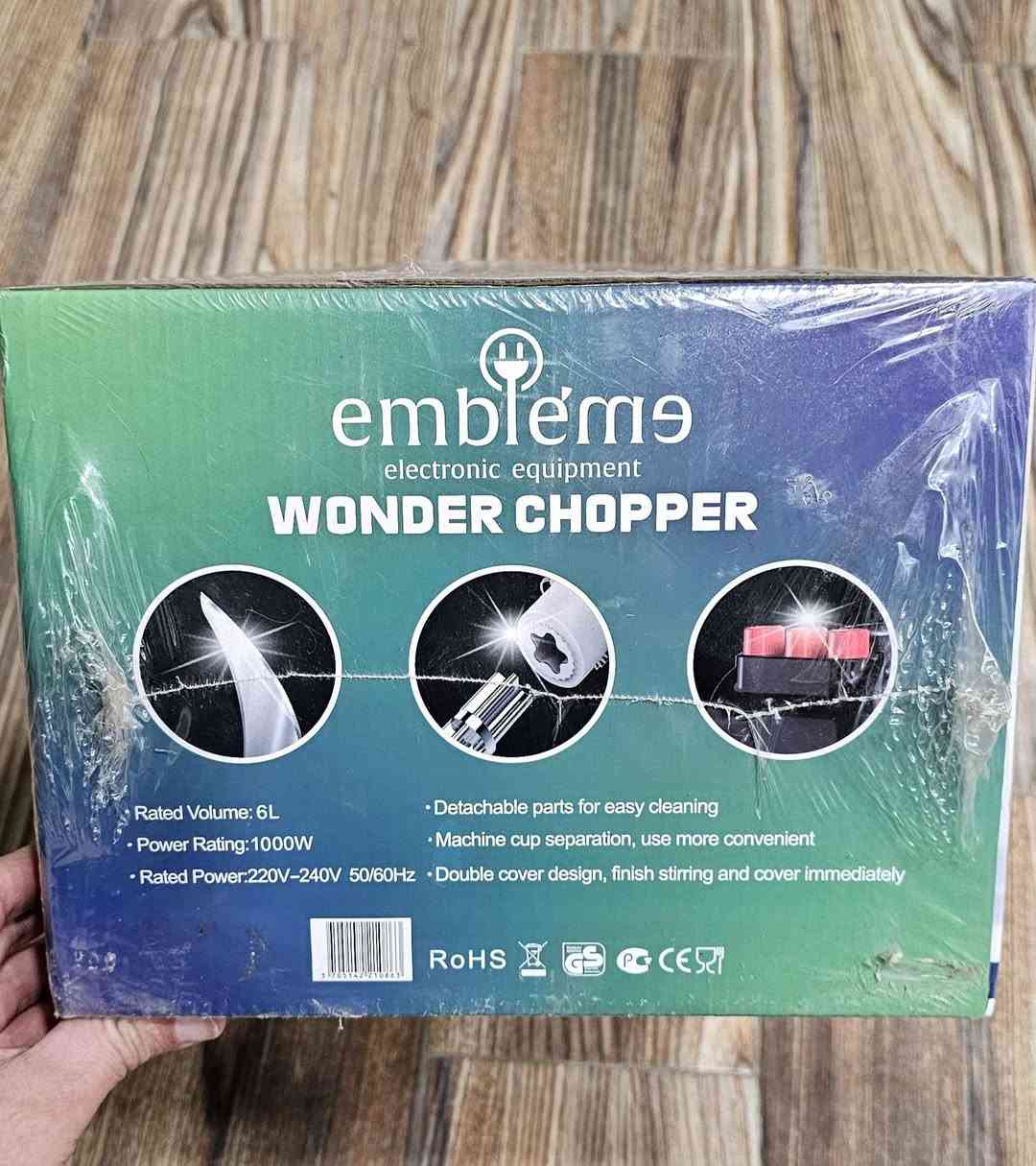 لكل ربة بيت أو صاحب مطعم، وفرنا لكم الثرامة الأقوى والأكبر حجمًا من ماركة Embleme الأصلية. ثرامة "وندر تشوبر" اللي راح تختصر عليكِ وقت ومجهود كبير بالمطبخ!
​المواصفات والمميزات:
​✅ الحجم العملاق: سعة 6 لتر (أكبر من الثرامات العادية، تكفي كميات كبيرة مرة وحدة).
​✅ المحرك: محرك نحاسي قوي جدًا 1000 واط، يتحمل الشغل الثقيل.
​✅ السرعات: تحتوي على 3 سرعات مختلفة للتحكم بدرجة الفرم (ناعم أو خشن).
​✅ الخامة: حوض مصنوع من الستانلس ستيل المقاوم للصدأ (قوي وصحي وسهل التنظيف).
​✅ الشفرات: شفرات حادة جدًا ثنائية المستوى لضمان فرم اللحم والخضروات والمكسرات بسرعة البرق.
​✅ الأمان: تصميم عملي مع غطاء مزدوج ونظام فصل المحرك عن الحوض لسهولة الاستخدام.
​تفاصيل إضافية:
​الحالة: جديدة تماماً (داخل النايلون والكرتون).
​الموديل: CH06.
​الاستخدام: مثالية لفرم اللحم، الكبة، الخضروات، الثوم، وحتى جرش الثلج.
​💰 السعر: 45 ألف دينار
📍 الموقع: بغداد - اليرموك 
🚗 خدمة التوصيل: موجودة لكل مناطق بغداد / أو الاستلام من الموقع
​للحجز أو الاستفسار، يرجى مراسلة الخاص (دايركت) أو  على الرقم: *********** بغداد, العراق
