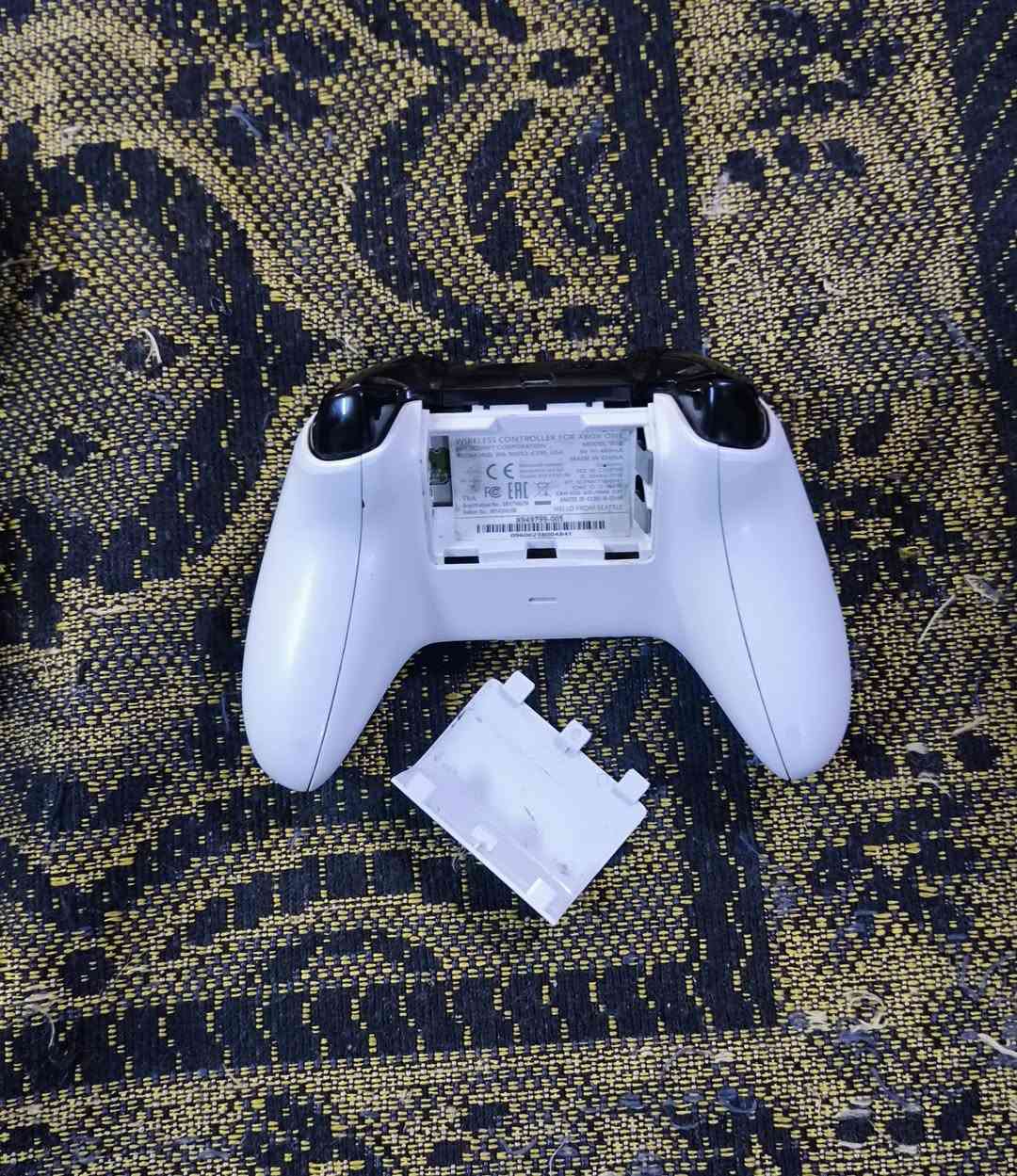 السلام عليكم 
Xbox One S للبيع نظيف مثل ما موضح بالصور، ما داخل تصليح مابي أي مشكلة سعر 180 الف وبي مجال بسيط. 
***********
